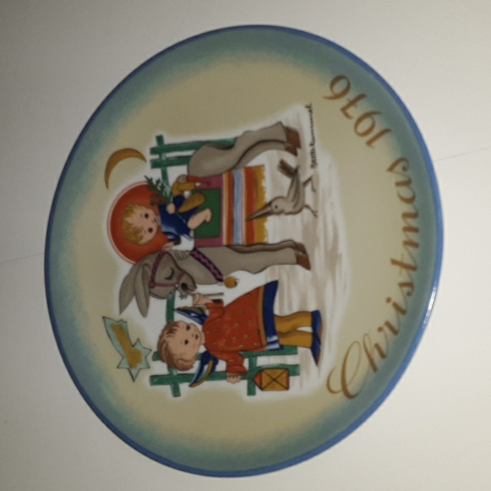 Vintage Christmas 1976 Ltd Ed - 7 3/4" plate by Sister Berta Hummel.